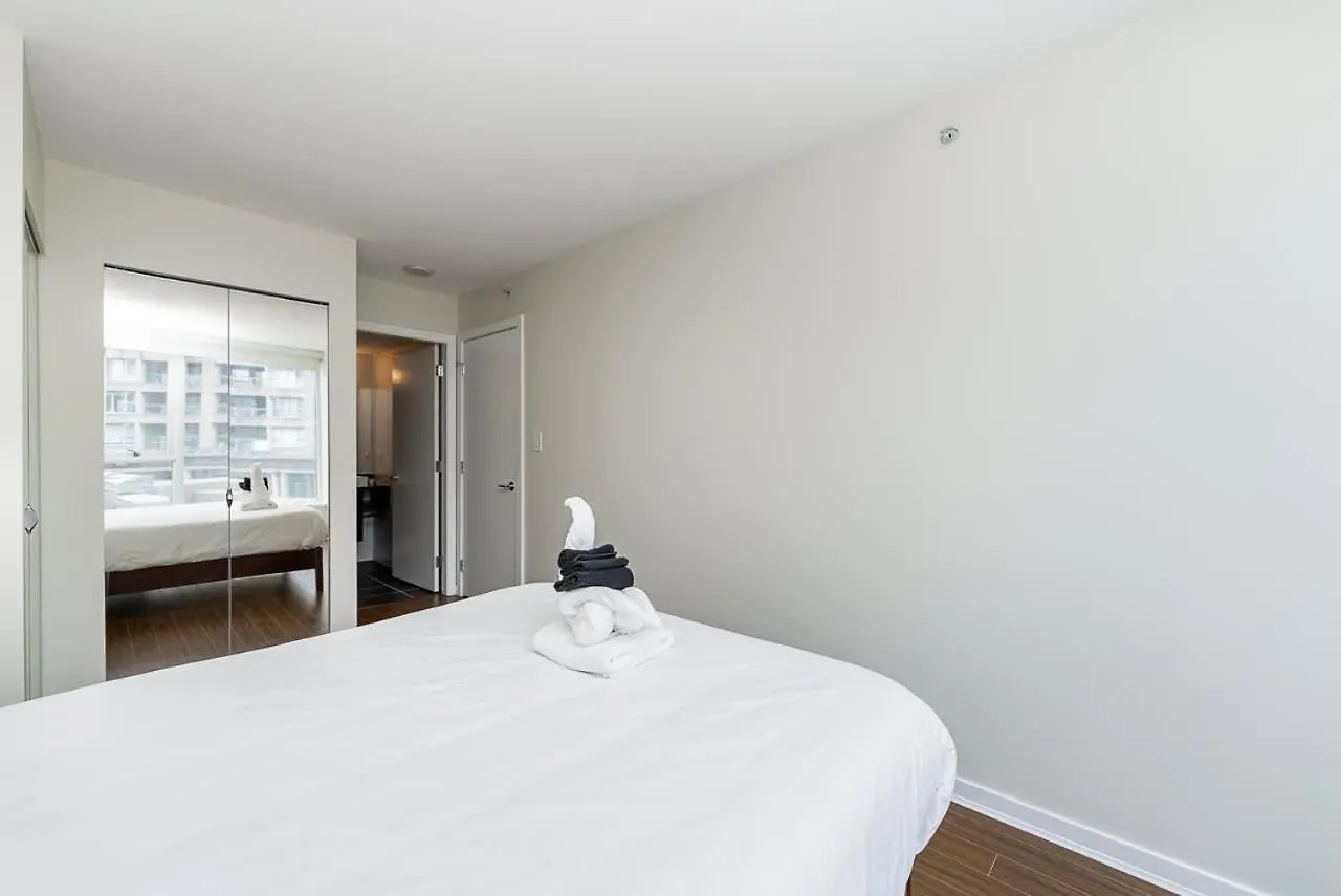 Spacious Downtown Condo With Pool Gym & Parking Vancouver 0*,  Canadá